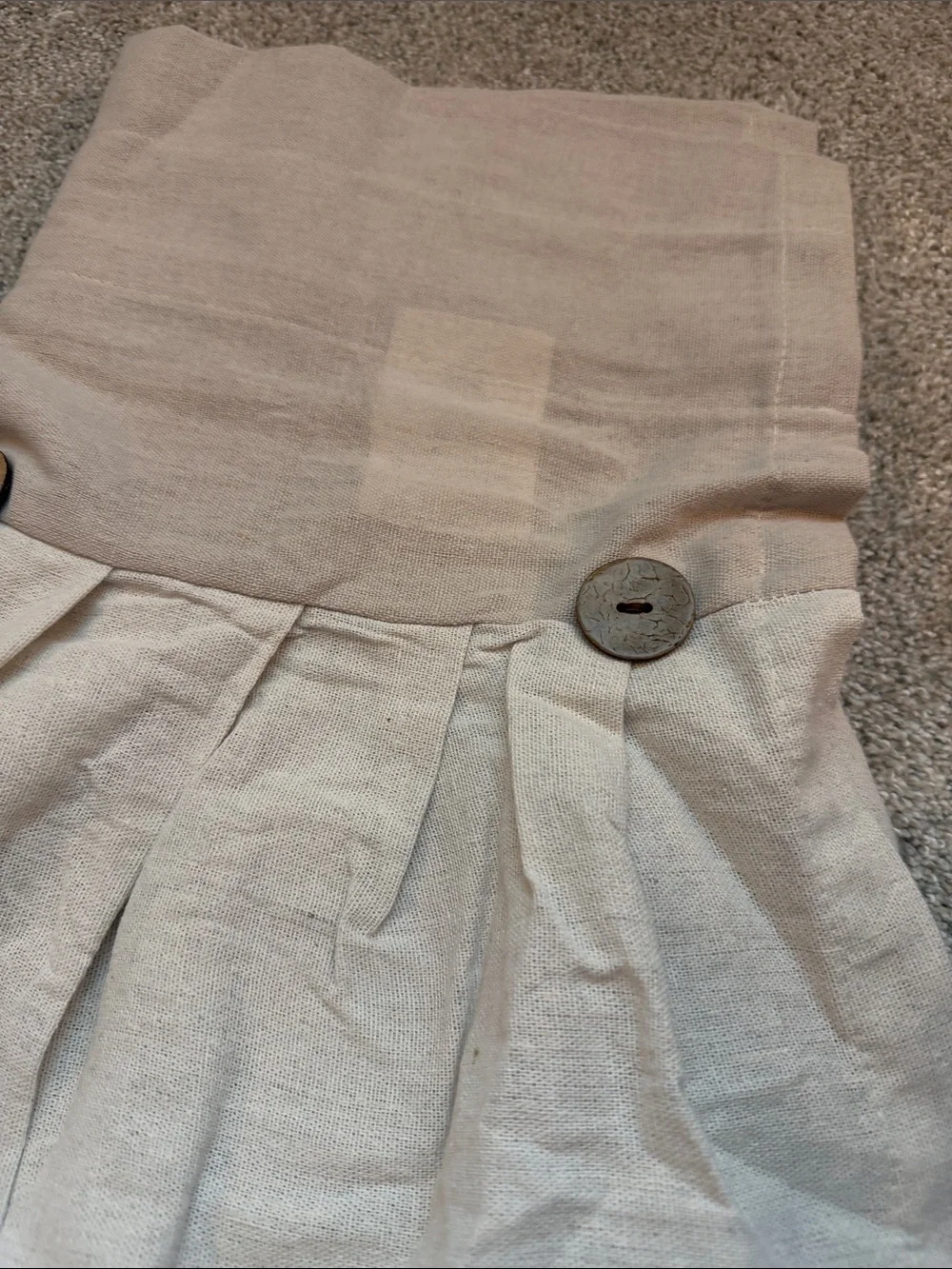 Lush Decor Neutral Beige Pleated Button-Accent Valance. MWT. 84” x 18” + 2”